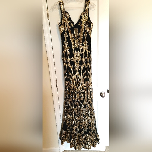Black & Gold off the Shoulder Embellished/Mermaid Formal Gown - Picture 8 of 9